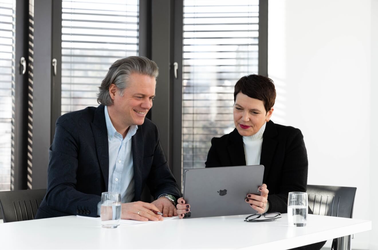 Foto von Björn Schmidt und Christiane Geprägs-Pohl in einer Besprechnung.