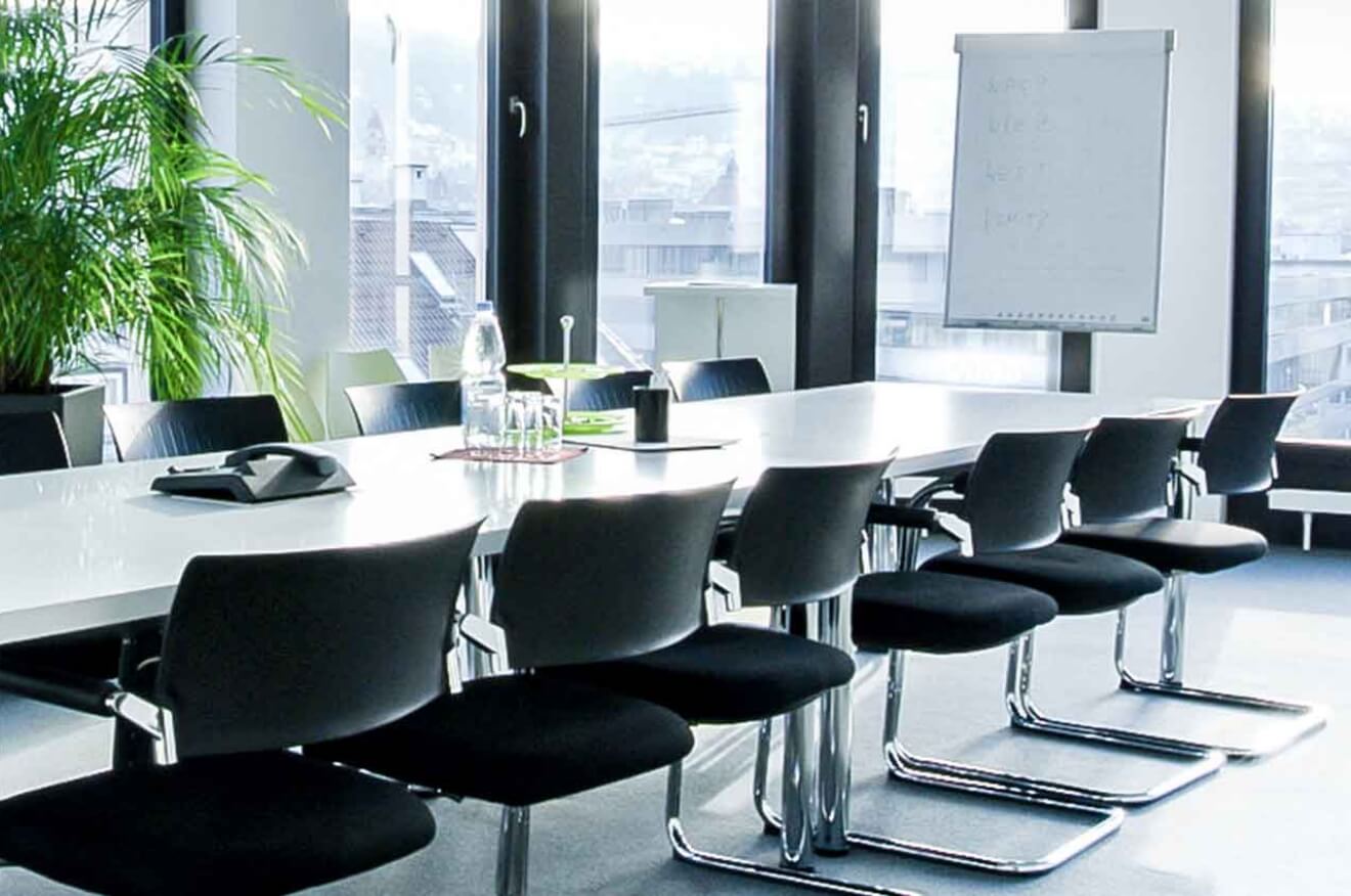 Foto Besprechungsraum mit schwarzen Stühlen und White-Board